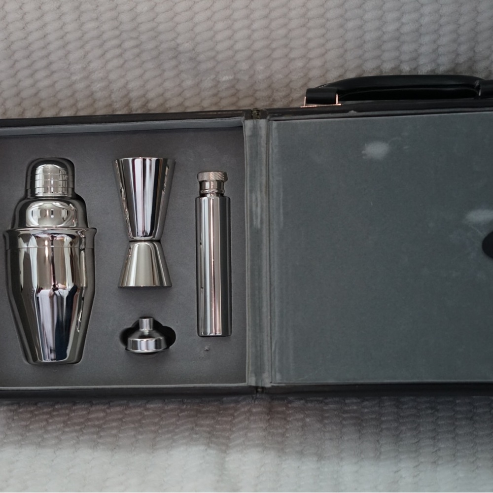 NEW Geoffrey Beene leather martini set - Picture 3 of 4